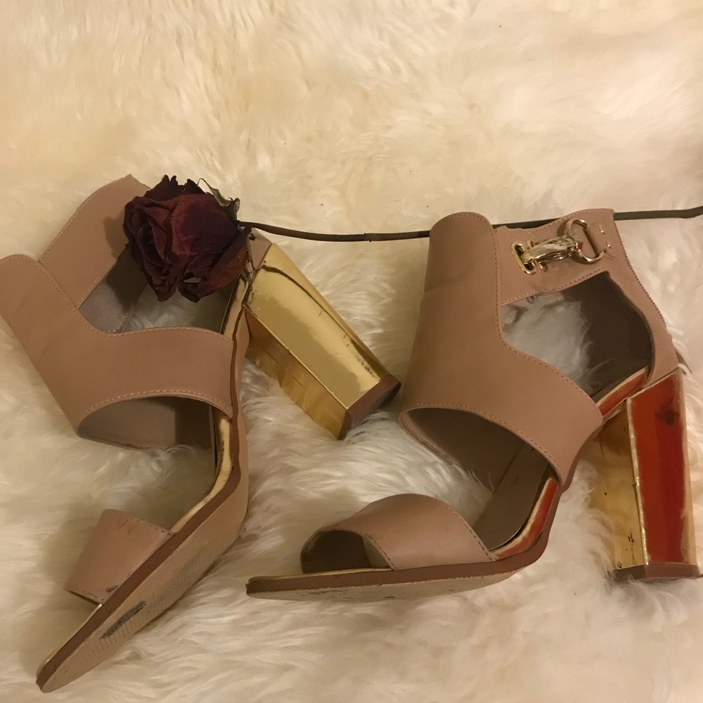 C. Label Nude Sandals 👡
